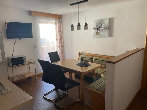 a living room with a table and a couch at Machls Ferienwohnungen in Jerzens