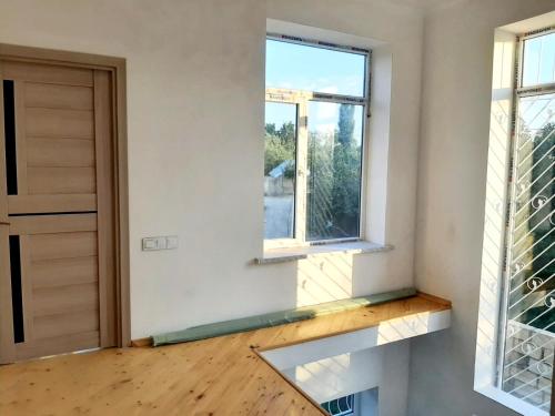 a room with a window and a wooden floor at Samira's house Gusar in Hǝsǝnqala