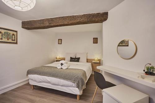 une chambre avec un lit et un miroir dans l'établissement Superb apartment in the center of Paris by Stusioprestige, à Paris