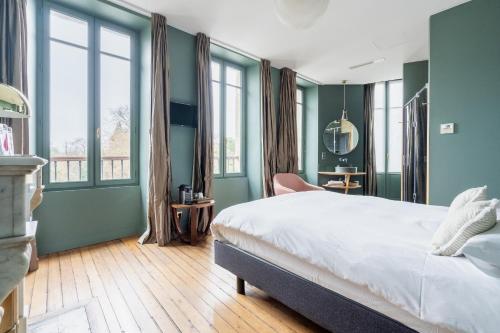 a bedroom with green walls and a large bed at B&B L'Escapade Bordelaise - Côté Jardin in Bordeaux