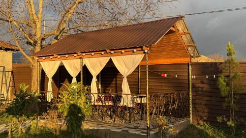 una casa di legno con un tetto e un portico di A-frame a Vǝndam