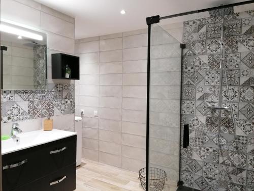 une salle de bain avec douche et lavabo dans l'établissement Les Catèdjes, à Fraize