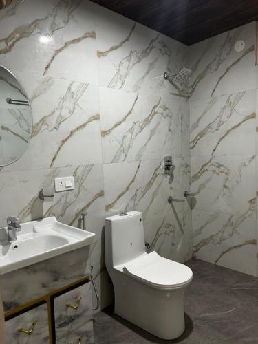 カソルにあるThe Hilltop Kasolのトイレと洗面台付きのバスルーム