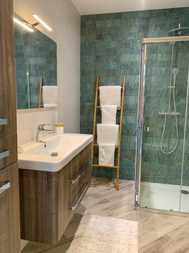 une salle de bain avec un lavabo et une douche dans l'établissement PORTICCIO Maison vue mer, à Porticcio