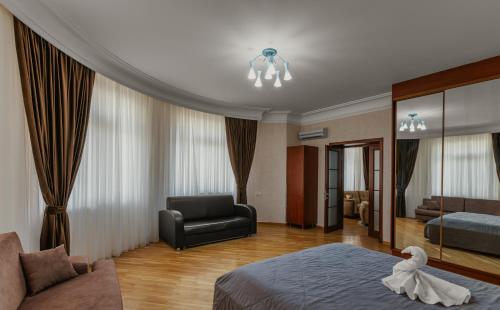 un dormitorio con una cama y una silla en Sahil Luxury Apartment, en Baku
