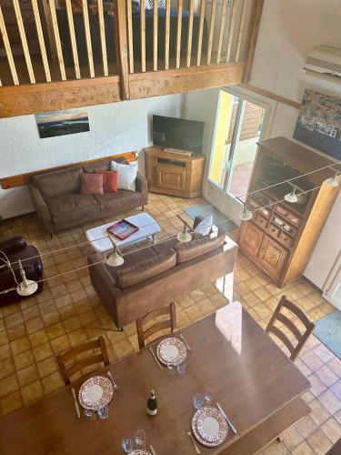 - un salon avec un canapé et des tables dans l'établissement Maison Parc du Verdon - Clim & Terrasse ombragée, aux Salles-sur-Verdon