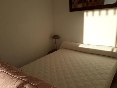 une chambre avec un lit et une fenêtre dans l'établissement Studio en front de mer - 3256, à Soulac-sur-Mer