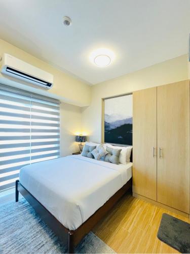 Ένα ή περισσότερα κρεβάτια σε δωμάτιο στο 26 Affordable Luxury Studio