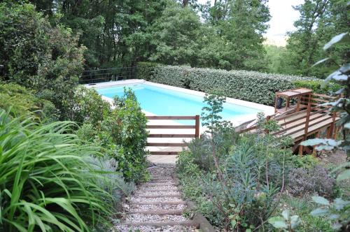 une piscine avec des escaliers menant à un jardin dans l'établissement Villa d'Ordetcho - nature, calm, swimming pool near Vallon Pont d'Arc, à Vagnas