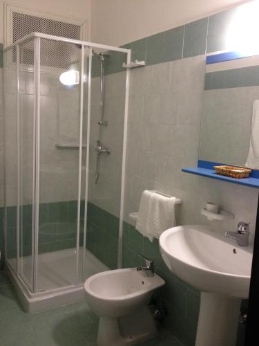 ein Badezimmer mit Dusche, Toilette und Waschbecken in der Unterkunft Hotel Rivabella in Gallipoli