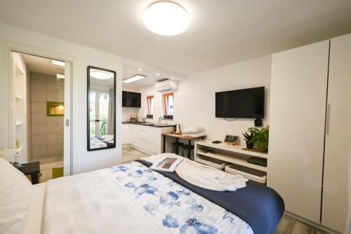 En eller flere senge i et værelse på Apartma Medoši