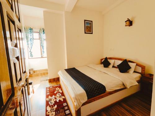 Postel nebo postele na pokoji v ubytování Jain Homestay