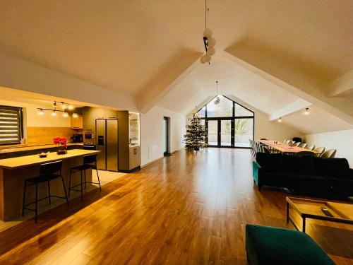 ein großes Wohnzimmer mit einem Weihnachtsbaum in der Mitte in der Unterkunft Riverside Avrig in Avrig