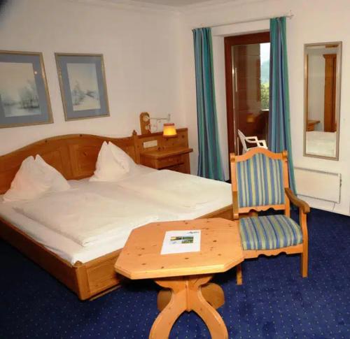 Una cama o camas en una habitación de Apartment im Wellnesshotel an der Piste, Sauna, Pool, Frühstück All-Inclusive möglich