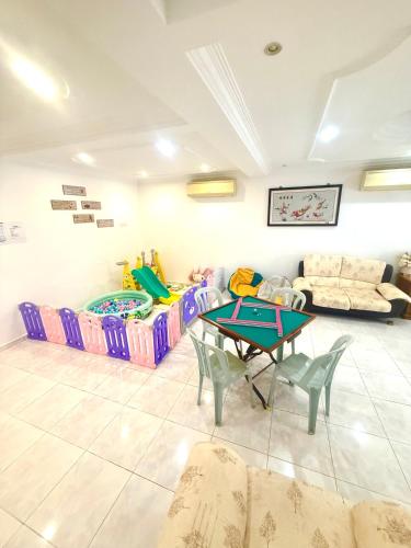 Χώρος καθιστικού στο Double Storey 5 room Bukit Beruang -18pax