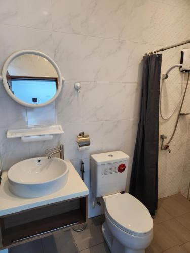 a bathroom with a sink and a toilet and a mirror at Hindad Nature Resort in Ban Ni Khu Hu