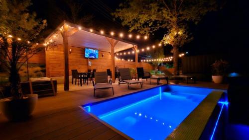 Bazén v ubytování Moon Lake Bicaz - Casa Oia nebo v jeho okolí