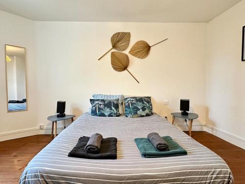 une chambre avec un lit avec deux oreillers dessus dans l'établissement Maison de Ville, à Angoulême