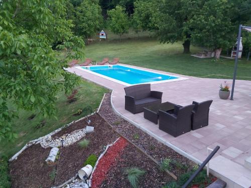 an overhead view of a swimming pool in a yard at Villa Mila in Ludbreg
