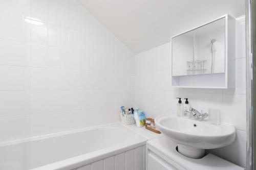 Ένα μπάνιο στο 2 Bedroom Serviced Apartment Coventry