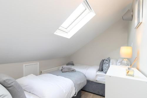 Ένα ή περισσότερα κρεβάτια σε δωμάτιο στο 2 Bedroom Serviced Apartment Coventry