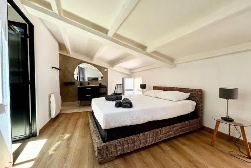 une chambre avec un grand lit blanc et un miroir dans l'établissement Casamea - Vieille ville, Clim, Plage à 5min, à Ajaccio