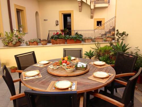 una mesa de madera con un bol de fruta. en B&B Case a San Matteo, en Marsala