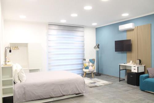 a bedroom with a bed and a desk and a chair at Dimora Vannucchi in San Giorgio a Cremano