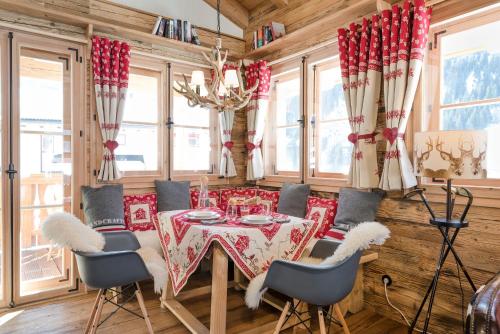 a dining room with a table and chairs at Chalet Grand Flüh - Alpiner Luxus & Spa in Nesselwängle