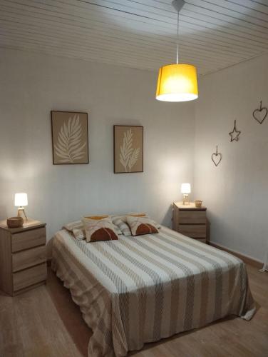 - une chambre avec un lit doté de 2 tables de chevet et d'une lampe dans l'établissement Maison deux chambres avec jardin à 100m de l'océan, à Les Sables-dʼOlonne