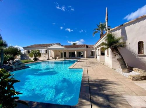une piscine devant une maison dans l'établissement Rare Villa luxueuse 250 M2 proche plage Perols, à Pérols