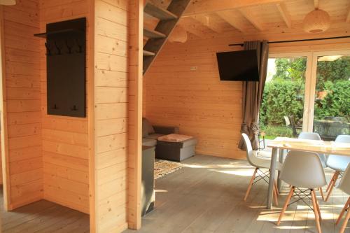 Μια τηλεόραση ή/και κέντρο ψυχαγωγίας στο Sauna&Jacuzzi Domki Pod Brzozami Sława