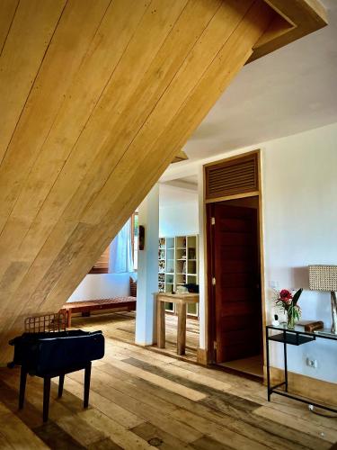 a living room with a large wooden ceiling at Casa do Mar in São Tomé