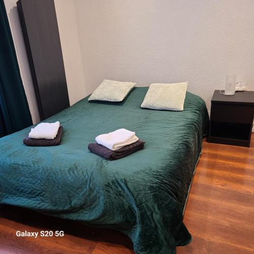 un lit avec deux serviettes dessus dans l'établissement Studio tendance - Chambéry, à Chambéry