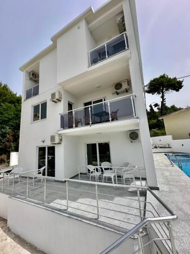 Dilan apartments by the seaの敷地内または近くにあるプール