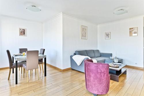un salon avec un canapé et une table dans l'établissement Appartement spacieux pour un séjour inoubliable, à Paris