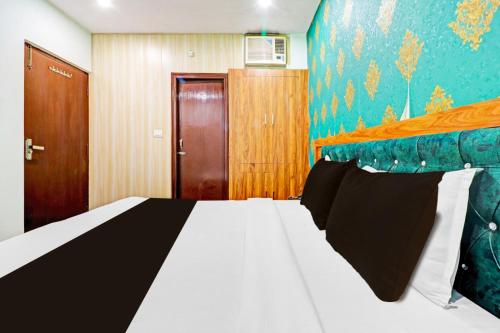 Postel nebo postele na pokoji v ubytování Hotel Rudreshwar by Shri Krishna Taxi Service