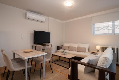 Bright, Cosy Studio close to Glyfada Beach & Center