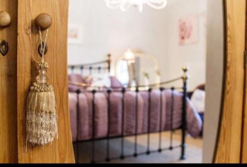 Ένα ή περισσότερα κρεβάτια σε δωμάτιο στο Stunning Character Property with hot tub & SAUNA