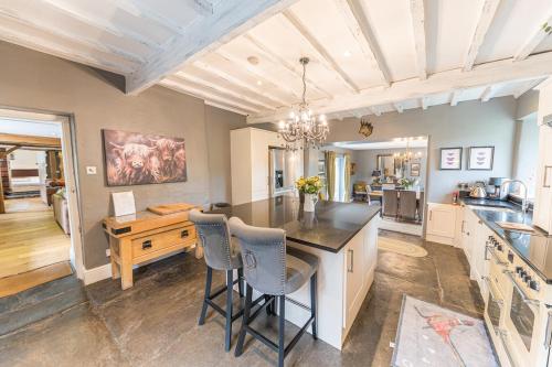 Η κουζίνα ή μικρή κουζίνα στο Stunning Character Property with hot tub & SAUNA