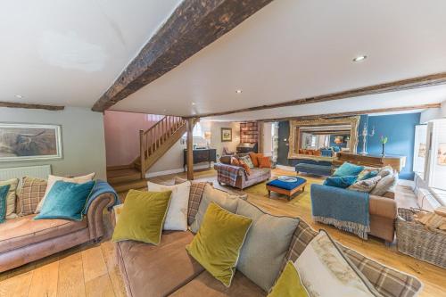 Χώρος καθιστικού στο Stunning Character Property with hot tub & SAUNA