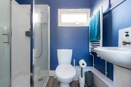 Ένα μπάνιο στο Happy Harwich for Contractors Only, Tranquil, Near Beach, Free Parking