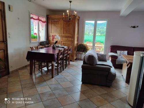 une cuisine et un salon avec une table et des chaises dans l'établissement Renovated farm, ferme rénovée, à Savournon