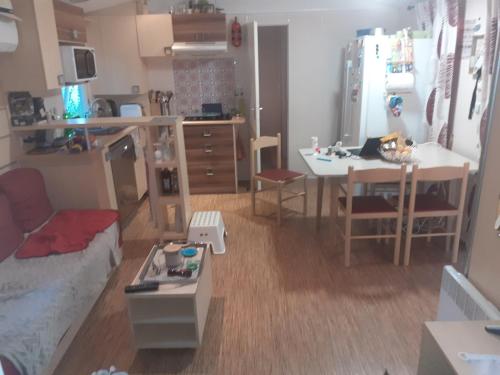 d'une cuisine et d'un salon avec une table. dans l'établissement MobilHome 6 avec Bateau, à Agde