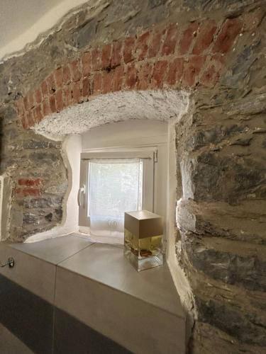 Pokój z ceglaną ścianą i oknem w obiekcie Tenuta di Venere w mieście Portovenere