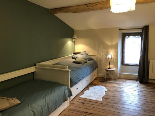 une chambre avec un grand lit et une fenêtre dans l'établissement Maison l'or du temps, gîte les Glycines, à Le Pont Legé