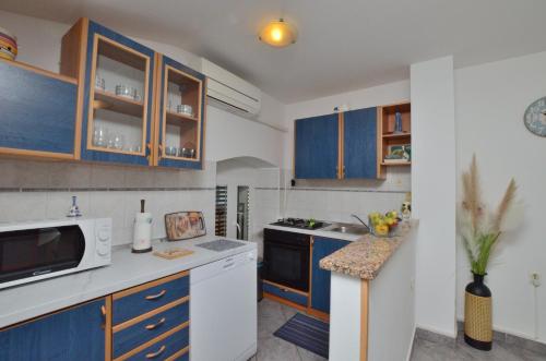 Una cocina o cocineta en Lori Rabac App