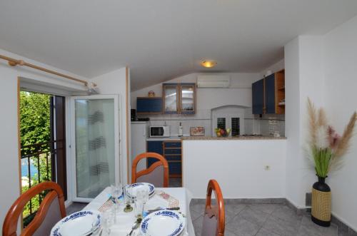 Una cocina o cocineta en Lori Rabac App