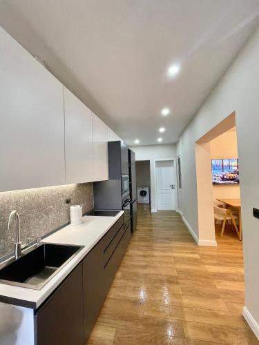 Η κουζίνα ή μικρή κουζίνα στο Tirana Sunny Bliss Villa