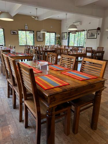 En restaurant eller et andet spisested på Gir Birding Lodge